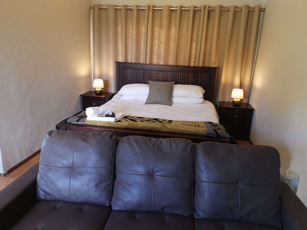 Deluxe Apartment, 1 King Bed, Non Smoking, Patio photo 1