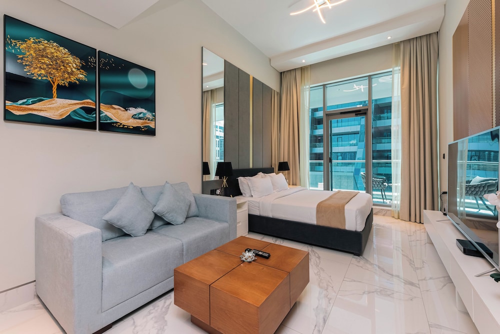 City Studio, 1 King Bed With Sofa Bed photo 2