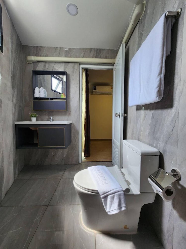 Deluxe Suite - Photo 2