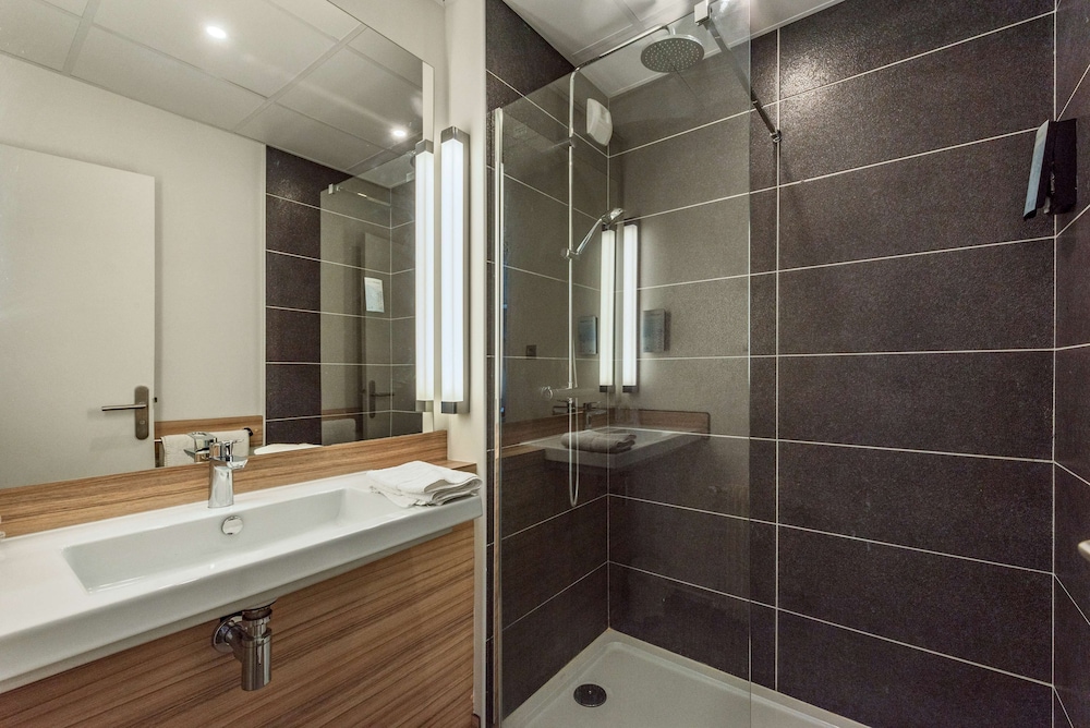 Standard Room, Multiple Beds - Photo 11