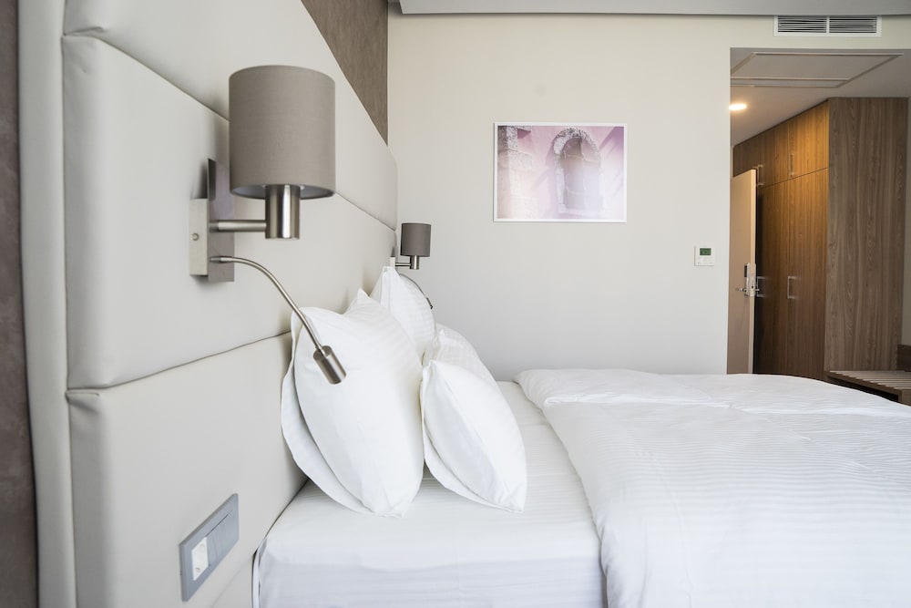 Deluxe Double or Twin Room, Balcony photo 3