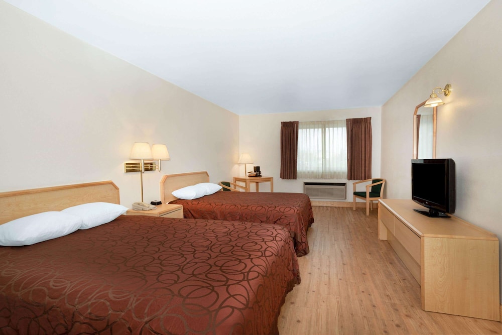 Room, 2 Queen Beds, Non Smoking (Pet Friendly) photo 1