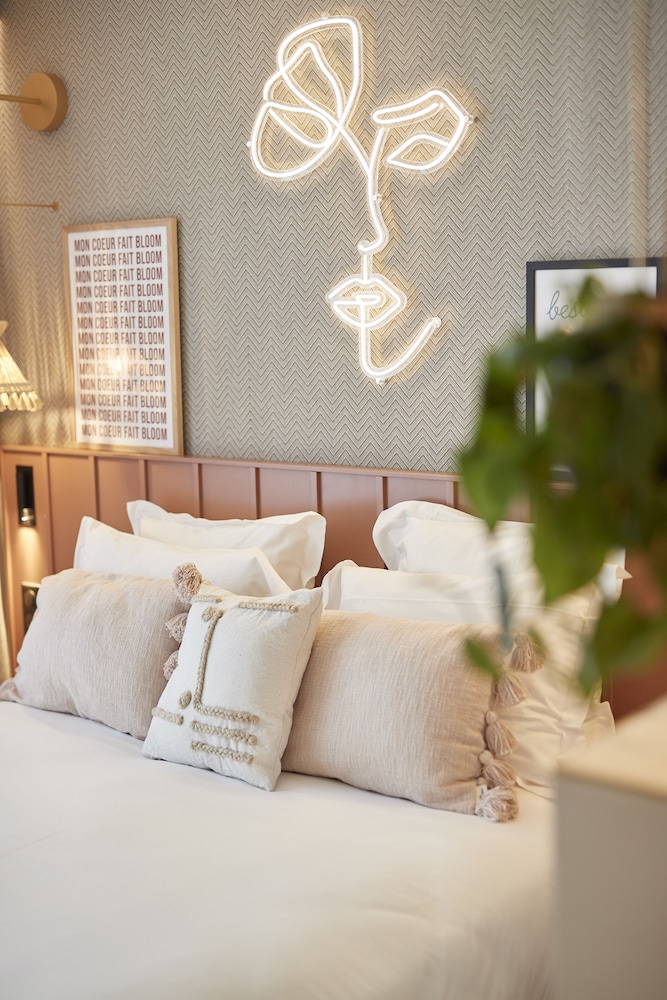 Standard Room, 1 Queen Bed (Classic Room) photo 1