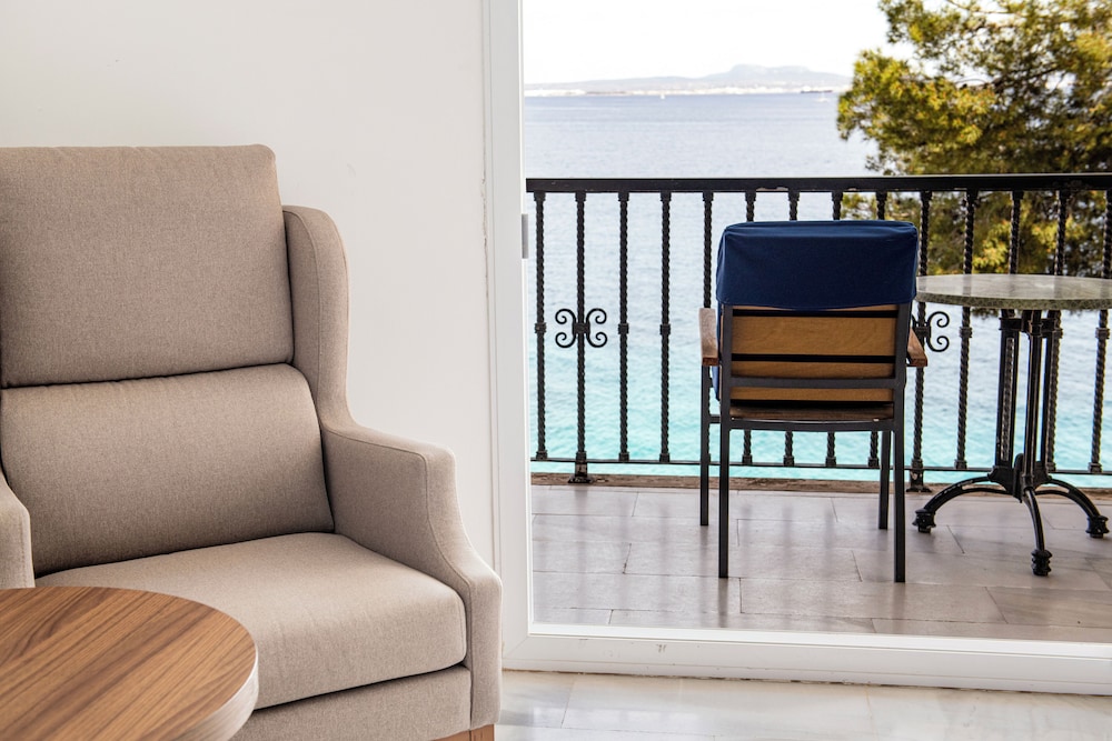 Double Room, Sea View, Oceanfront (Balcony) thumbnail 6