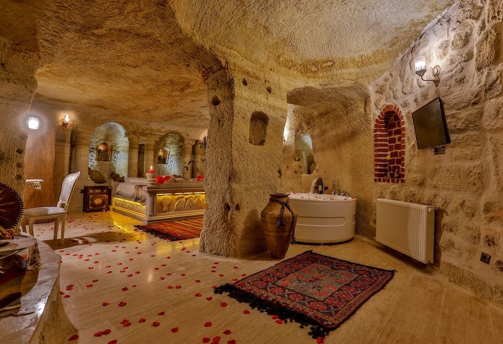 Luxury Suite, Jetted Tub, Courtyard Area - Photo 2