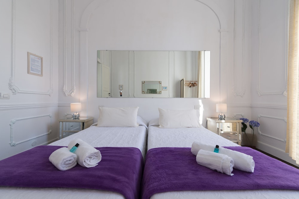 Twin Room, Private Bathroom, City View (External Bath) photo 3