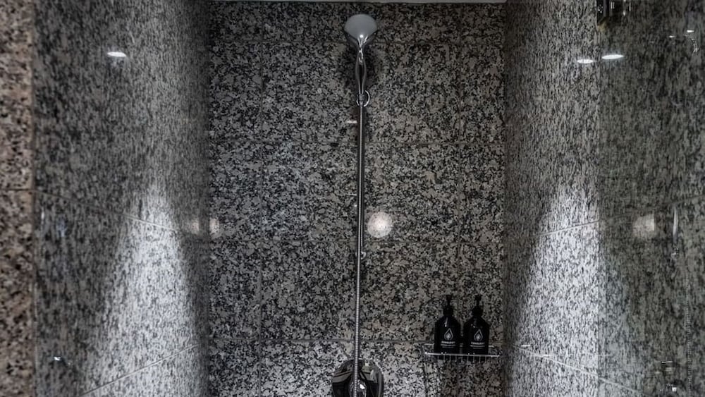 Executive Suite - Photo 8