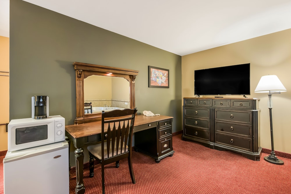 Suite, 1 King Bed, Non Smoking, Jetted Tub - Photo 2