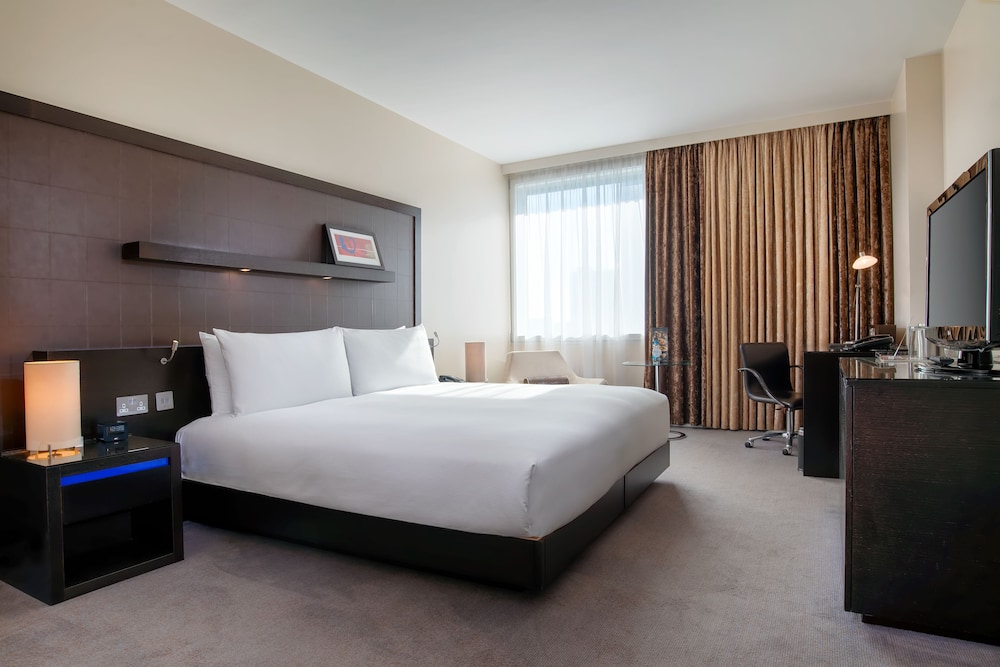 Deluxe Room, 1 King Bed with Sofa bed photo 2