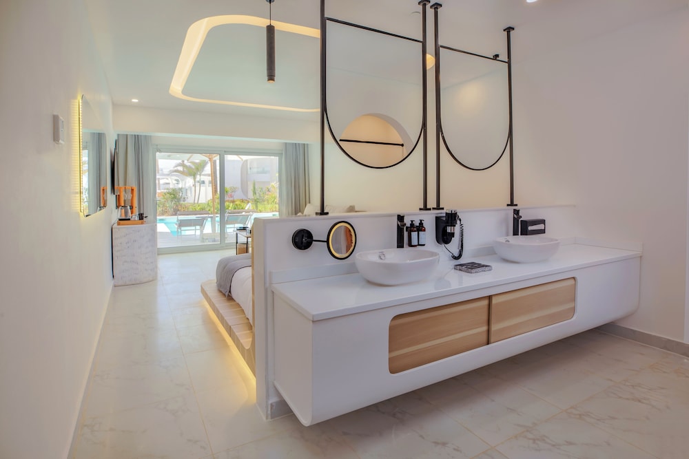 Deluxe Swim-Up Room - Photo 1