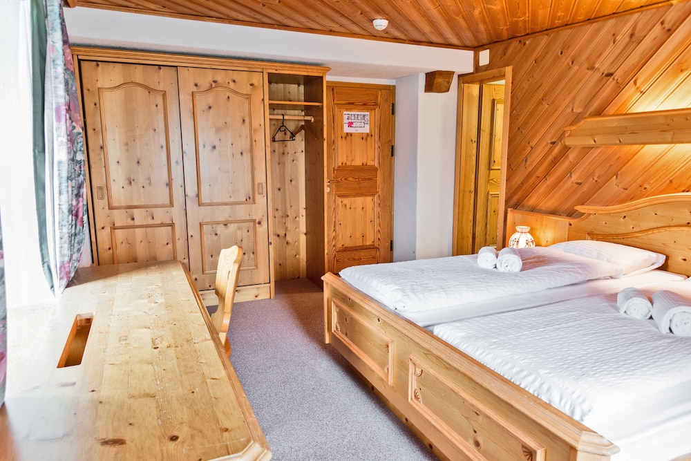Double Room, 1 Queen Bed (Private bathroom) photo 1