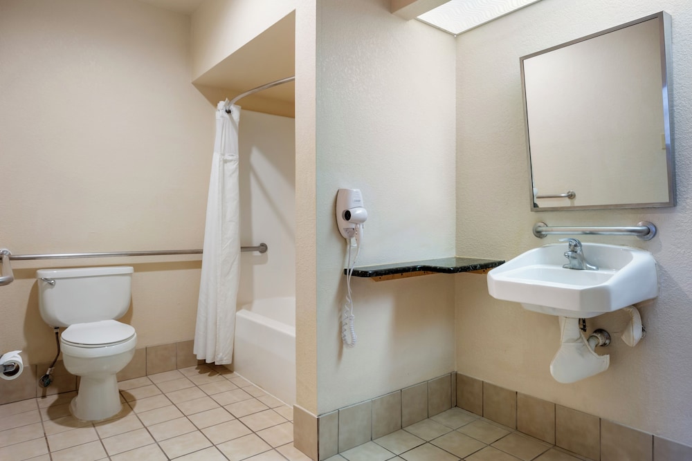 Standard Room, 2 Queen Beds, Accessible, Ground Floor - Photo 5