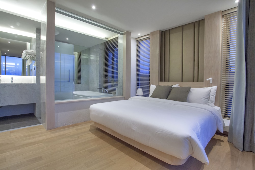 Luxury Hillview Corner Suite - 1 Bedroom