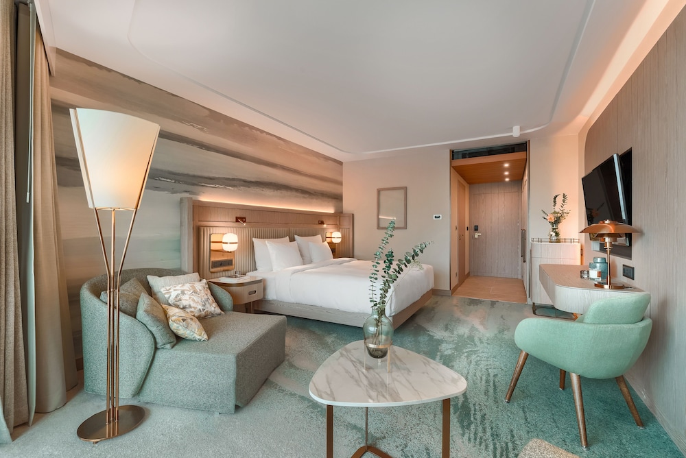 Deluxe Room, 1 King Bed, Balcony - Photo 2