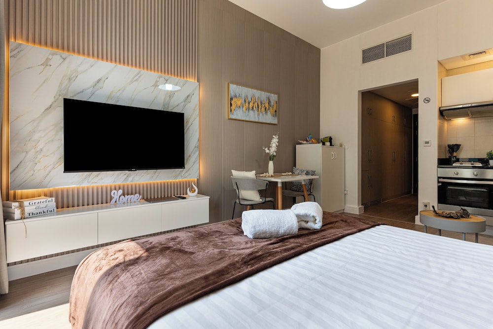 Luxury Studio, 1 King Bed with Sofa bed, Balcony, City View photo 1