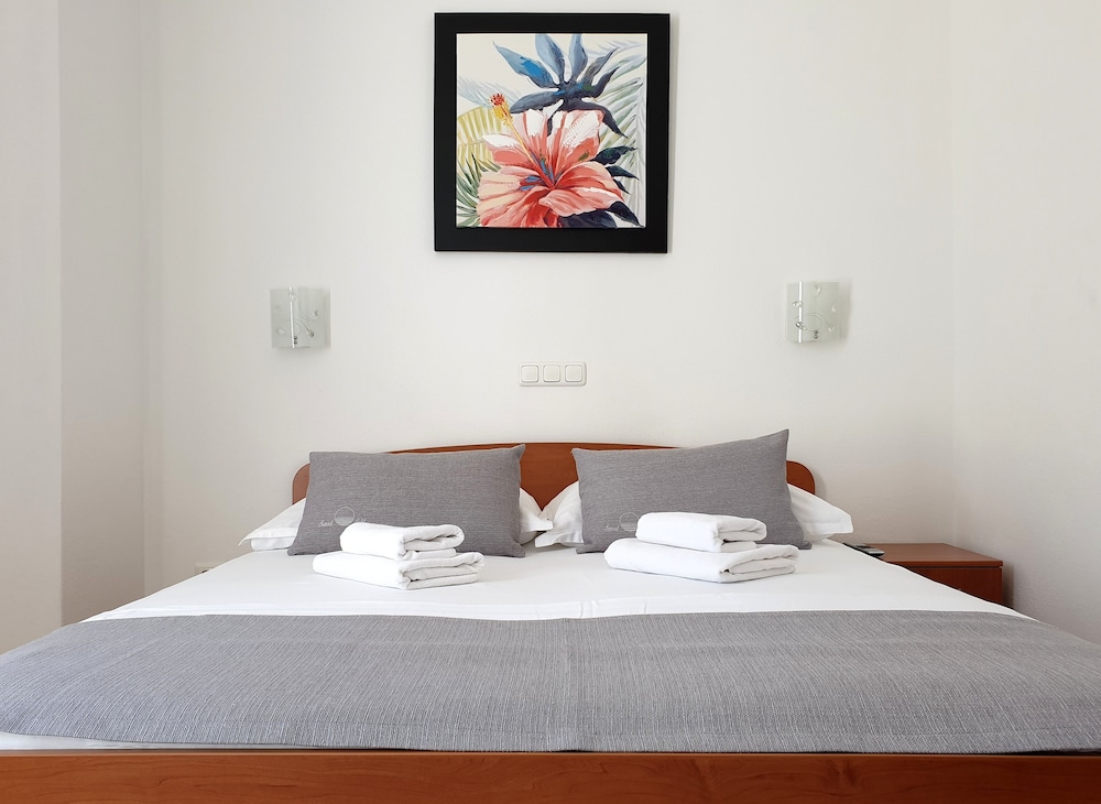 Quadruple Room, 2 Bedrooms, Patio, Sea View photo 2