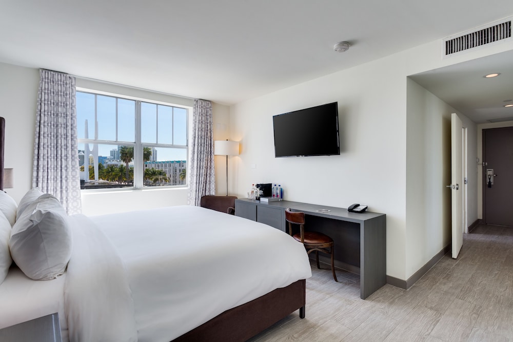 Suite, 1 Bedroom, Pool View - Photo 2