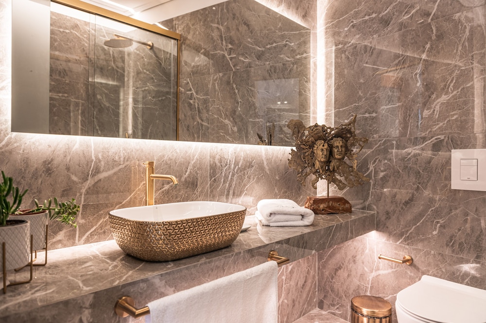 Luxury Apartment - Photo 25