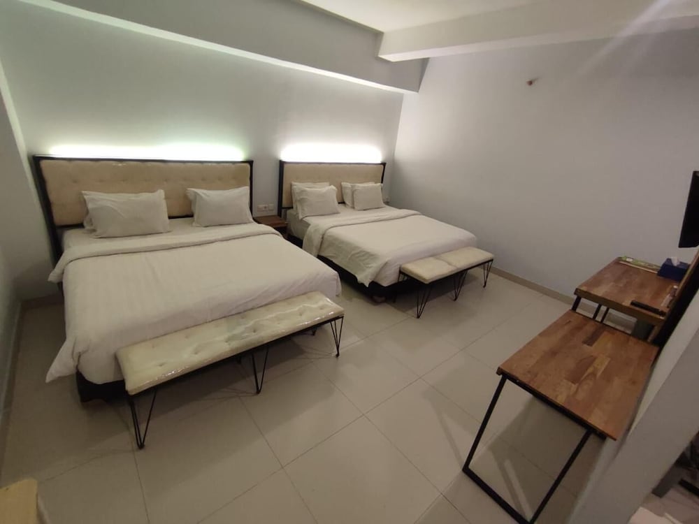 Suite - Photo 1
