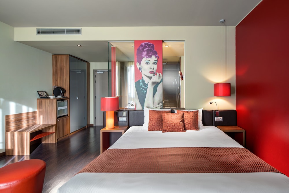Standard Room, 1 King Bed, Non Smoking (Efficiency) - Photo 3