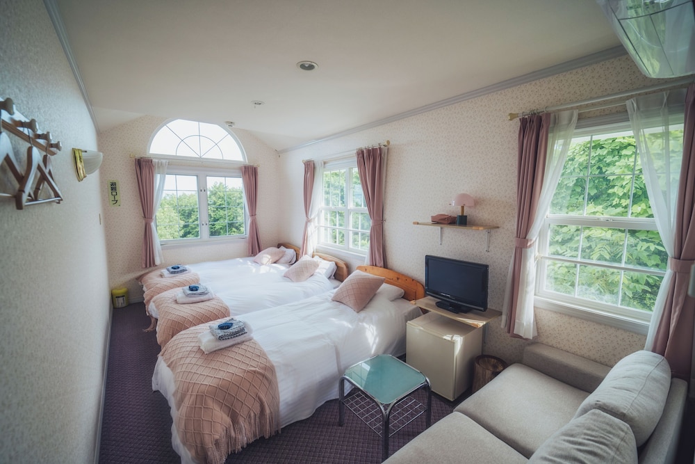 Economy Triple Room, 3 Twin Beds, Partial Sea View photo 2