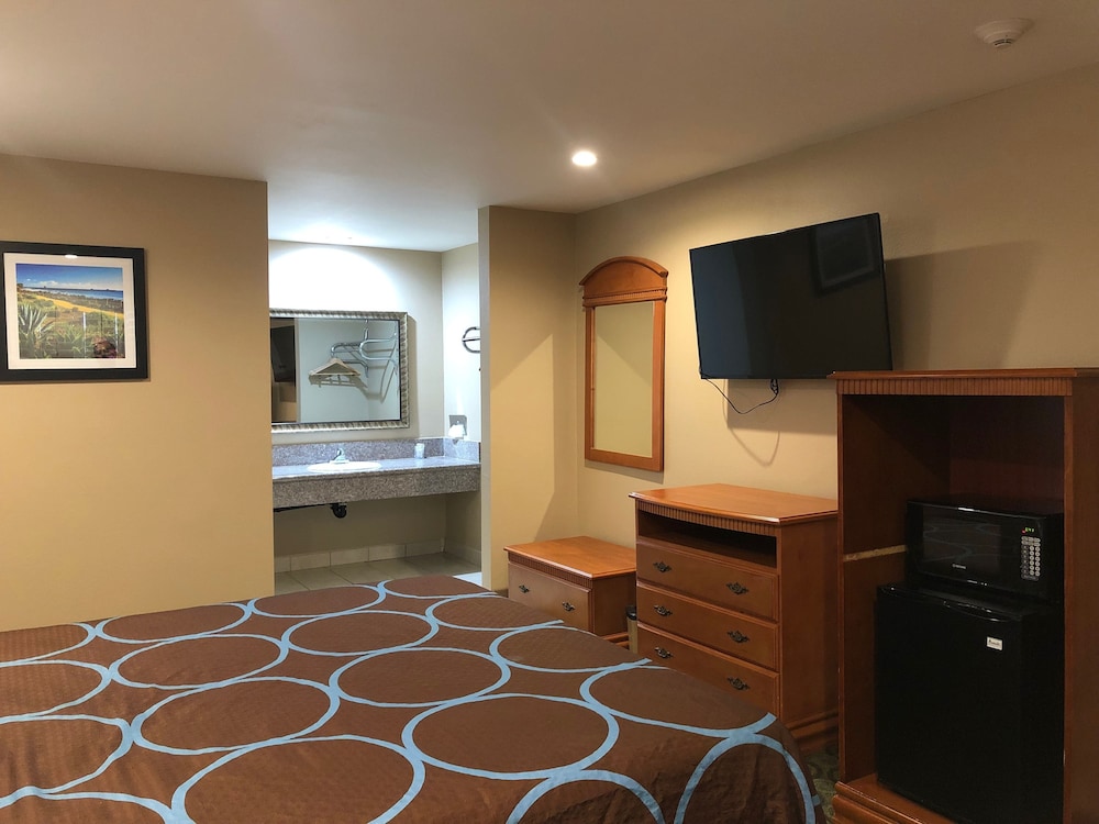 Standard Room, 1 King Bed photo 2