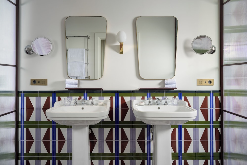 Deluxe Double Room thumbnail 6