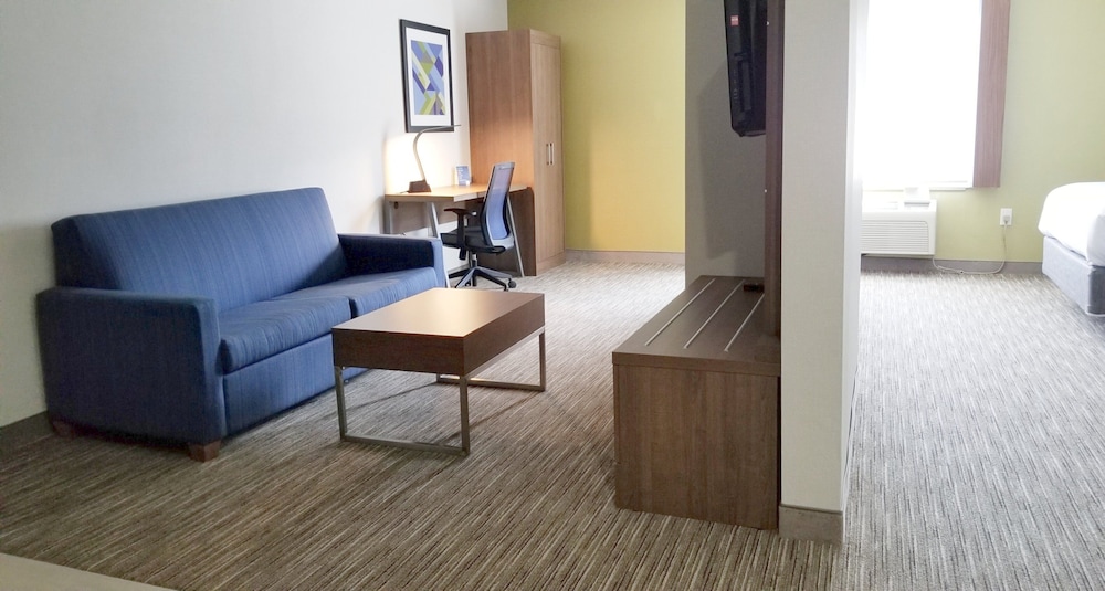 Suite, 2 Queen Beds, Roll-in Shower (Communications) - Photo 1