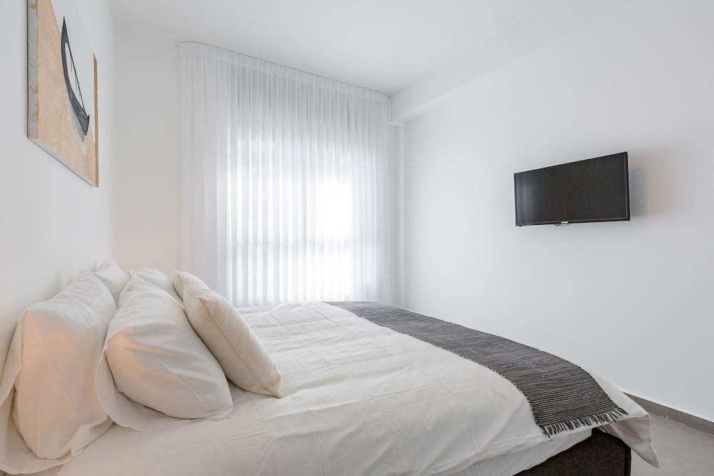 Luxury Apartment, 3 Bedrooms, Sea View, Beachside photo 3