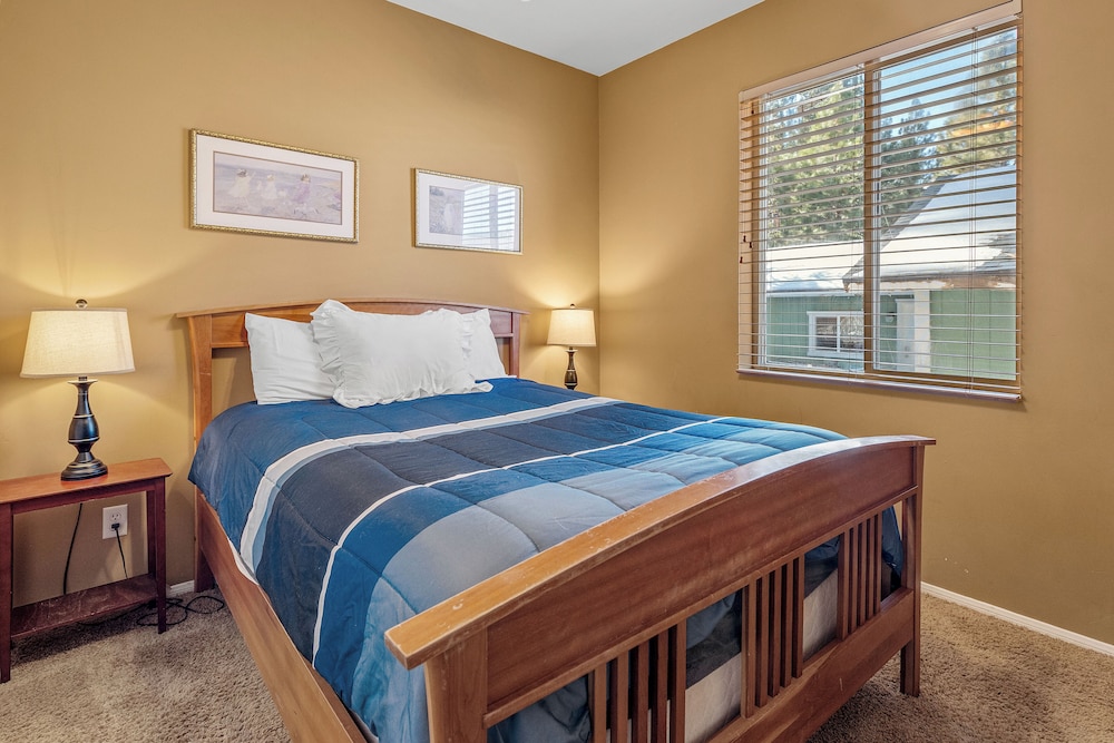 House, Multiple Beds, Hot Tub, Mountain View photo 1
