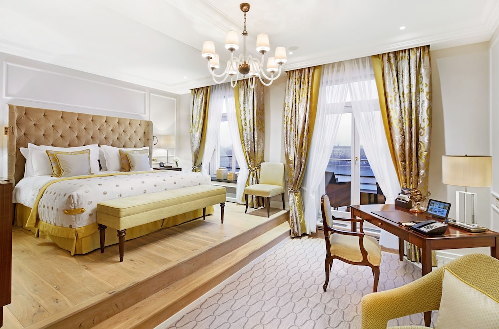 Signature Room, 1 King Bed, Balcony photo 3