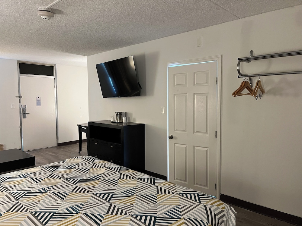 Deluxe Room, 1 King Bed, Non Smoking, Refrigerator & Microwave photo 2