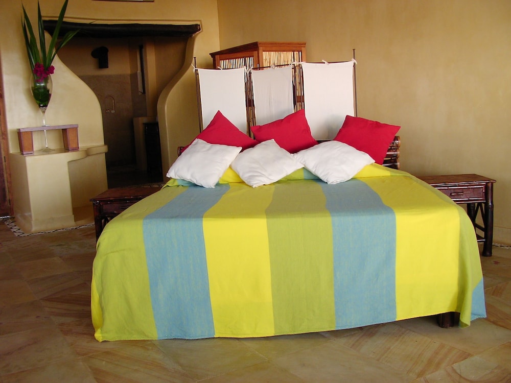 Superior Room, 1 King Bed, Pool View photo 1