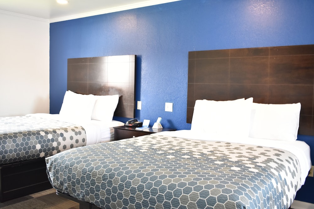 Standard Room, Multiple Beds, Non Smoking - Photo 2