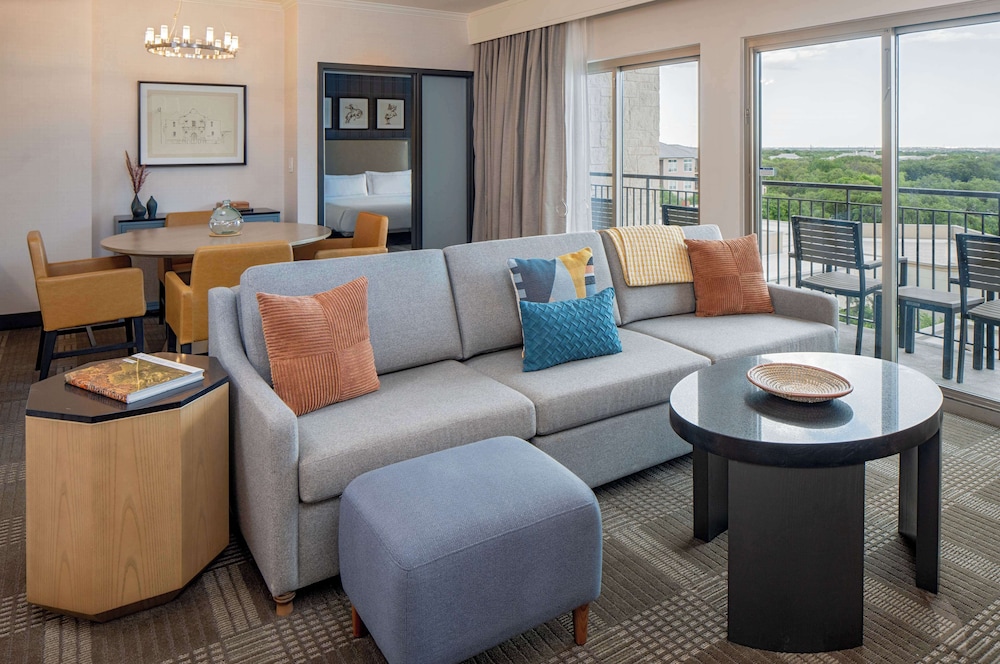 Presidential Suite, 1 King Bed, Balcony thumbnail 6