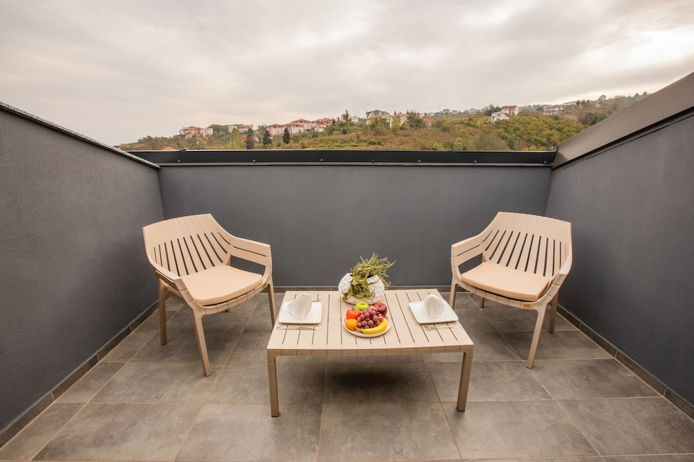 Standard Room, 1 King Bed, Terrace, Sea View thumbnail 5