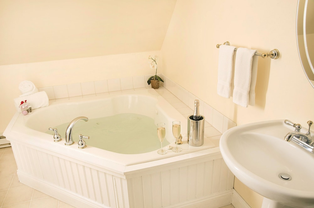 Washington Deluxe Suite - Jetted Tub photo 2