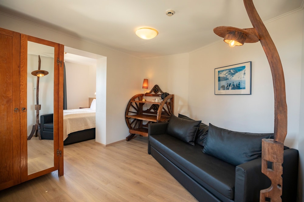 Superior Deluxe with Hot Tub and Sauna Access