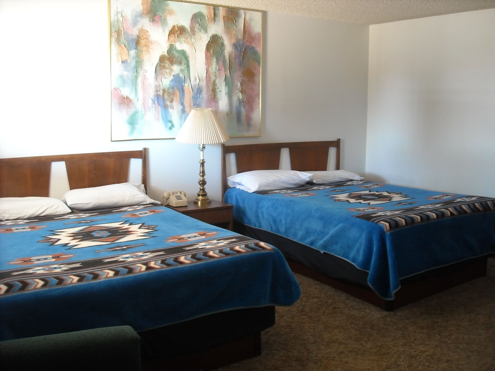 Basic Room, 2 Queen Beds photo 3