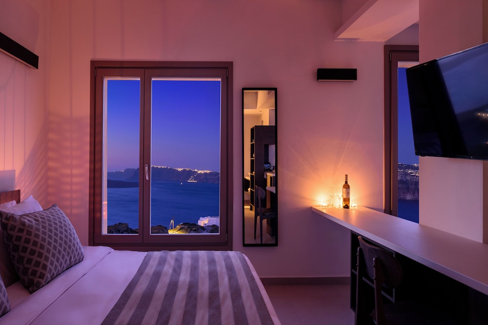 Panorama Suite with Hot Tub and Caldera View - Photo 2