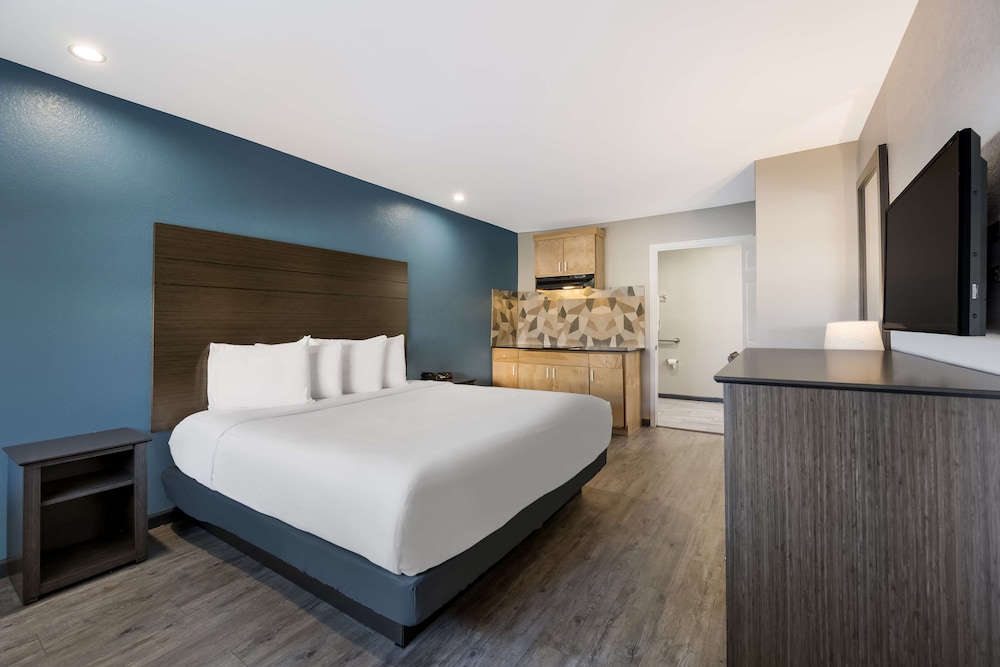 Standard Room, 1 King Bed, Non Smoking, Kitchenette photo 3