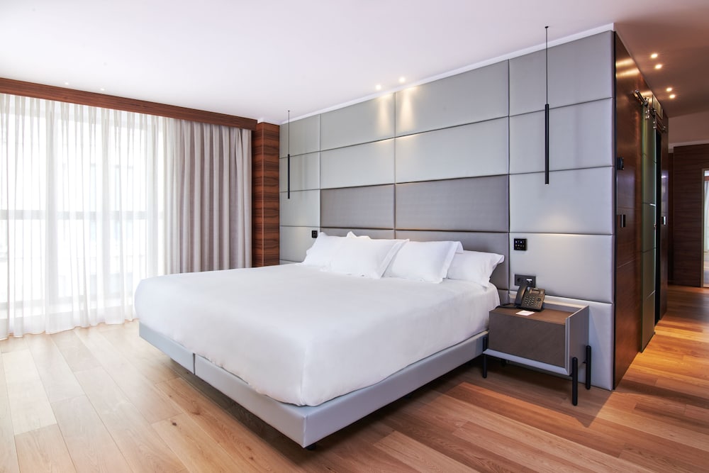 Suite - Photo 1