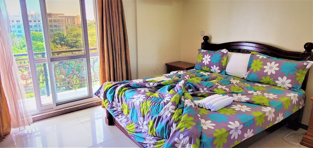 Luxury Room, 1 King Bed, Private En-suite Bathroom, Sea View, Shared Apartment photo 3