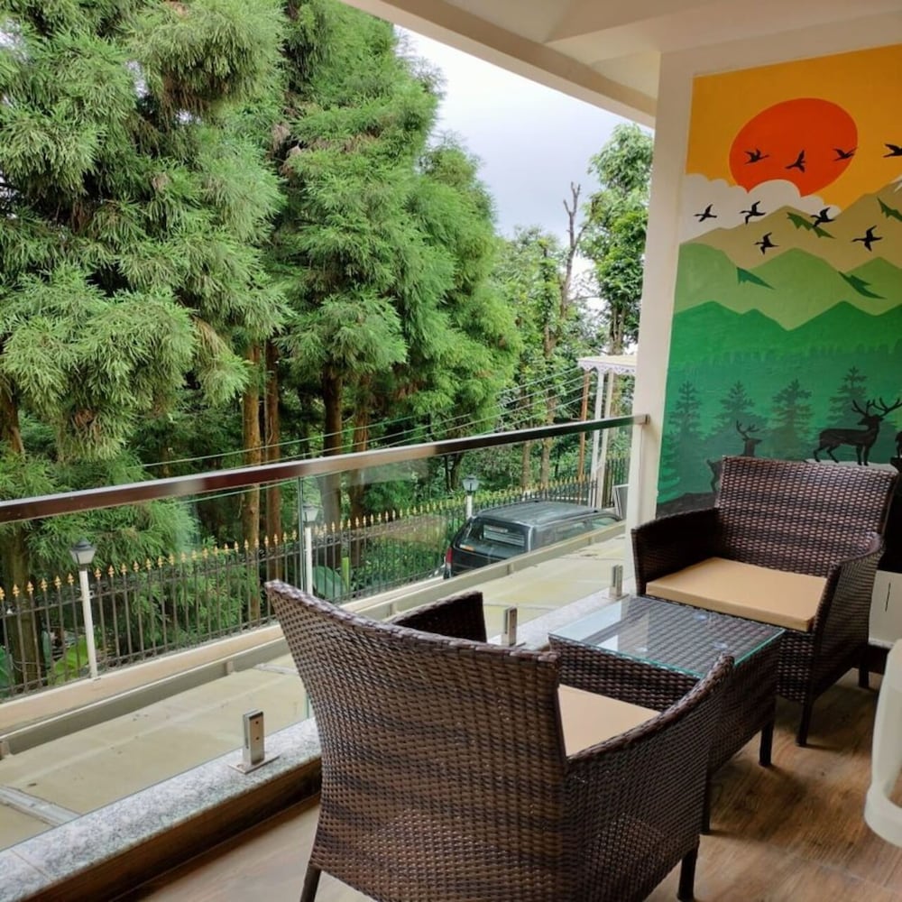 Deluxe Room with Mountain & Forest View - Photo 3