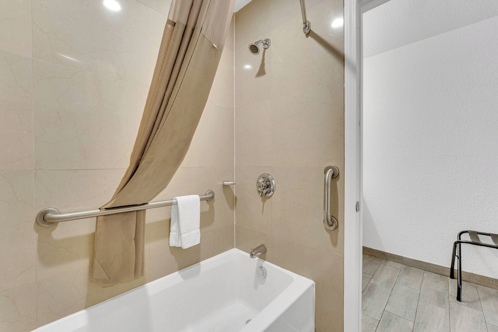 Standard Room, 2 Queen Beds, Non Smoking, Refrigerator & Microwave - Photo 17