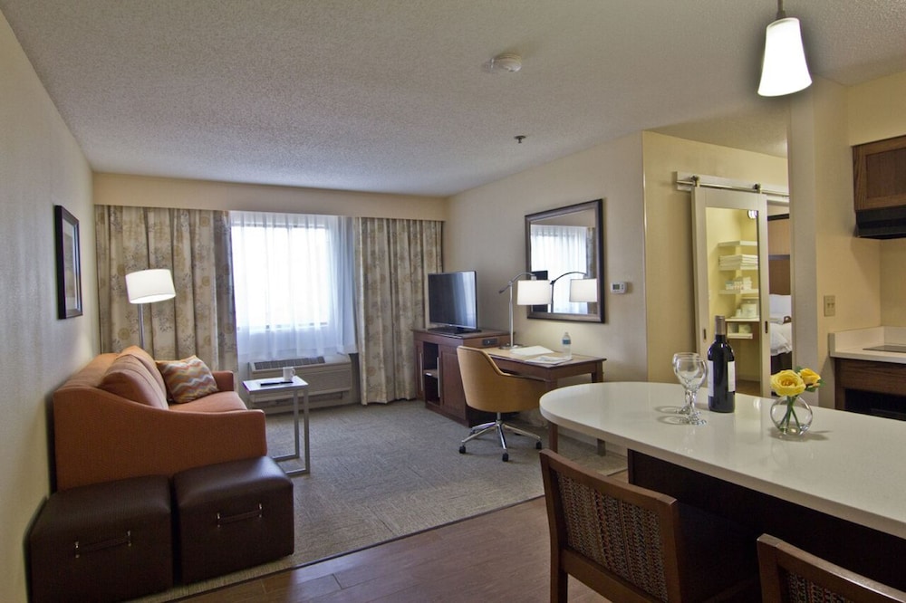 Suite, 1 King Bed, Accessible, Kitchen (Hearing, Tub/Shower Combo) - Photo 4