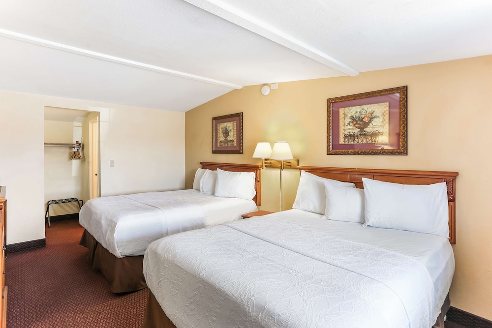 Room, 2 Queen Beds, Smoking - Photo 1