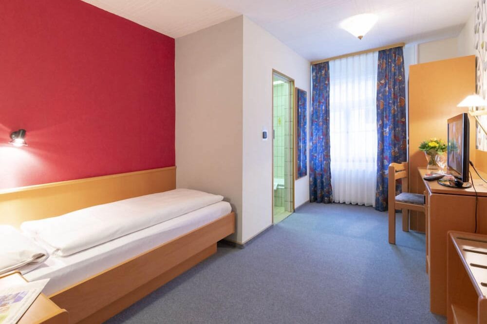 Single Room, Private Bathroom
