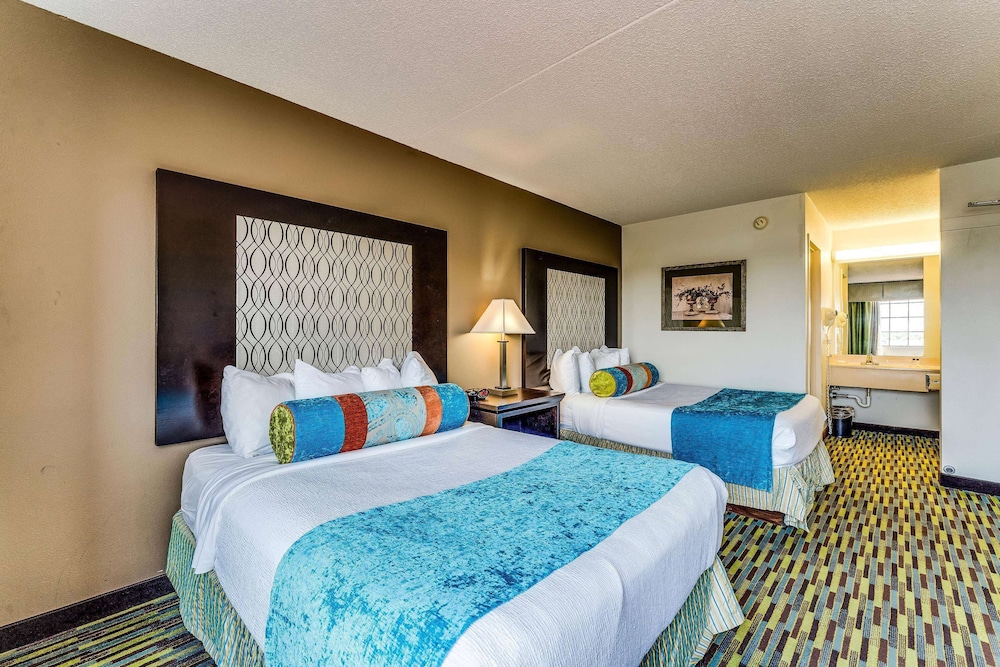 Family Suite, 2 Bedrooms, Non Smoking (1 King and 2 Queen Beds) - Photo 1