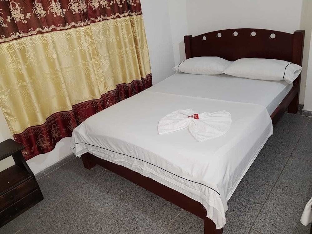 Basic Double Room Single Use, 1 Large Twin Bed, Non Smoking photo 1